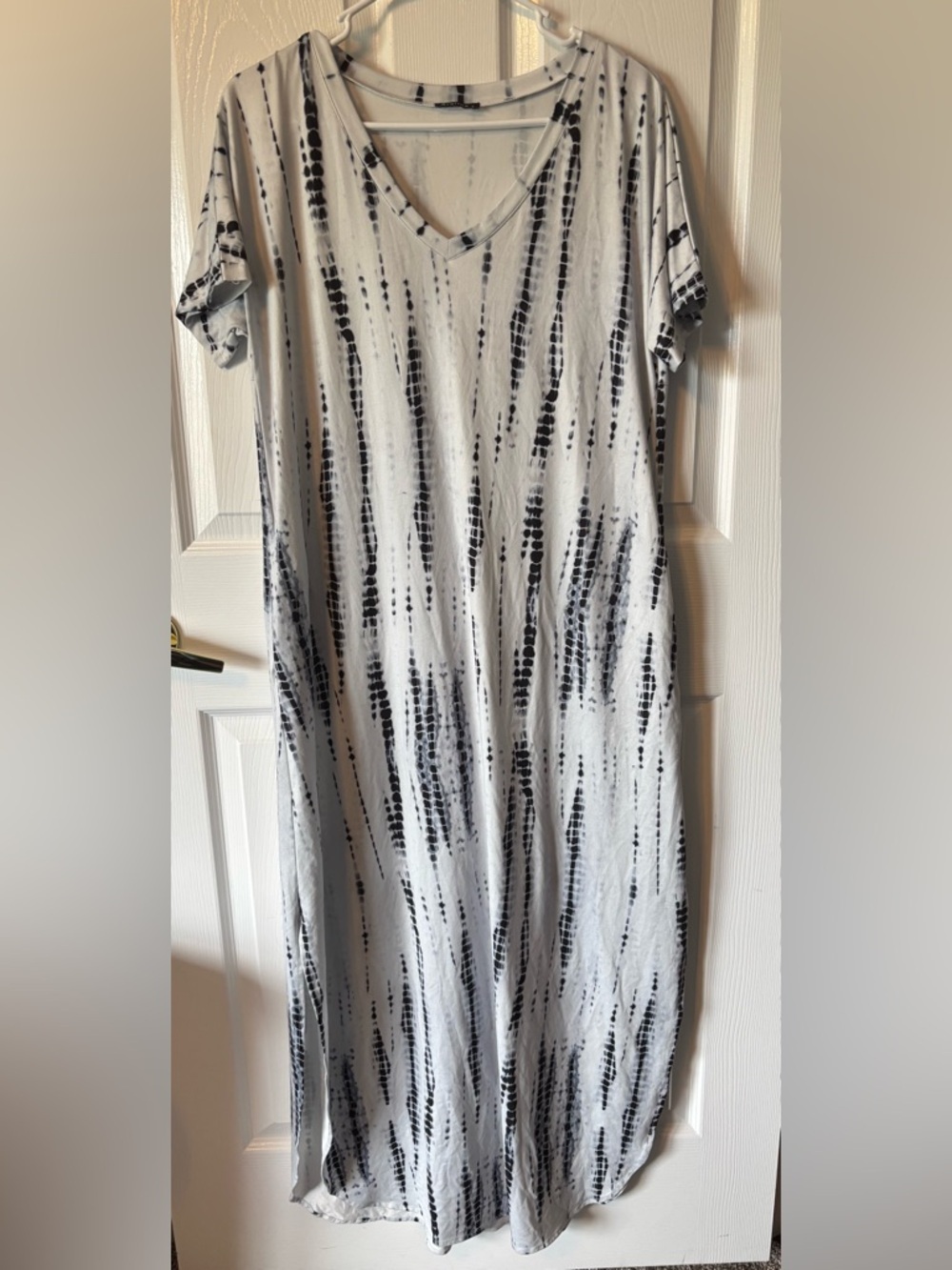 V-Neck Short Sleeve Tie-Dye Maxi Dress - Black and White